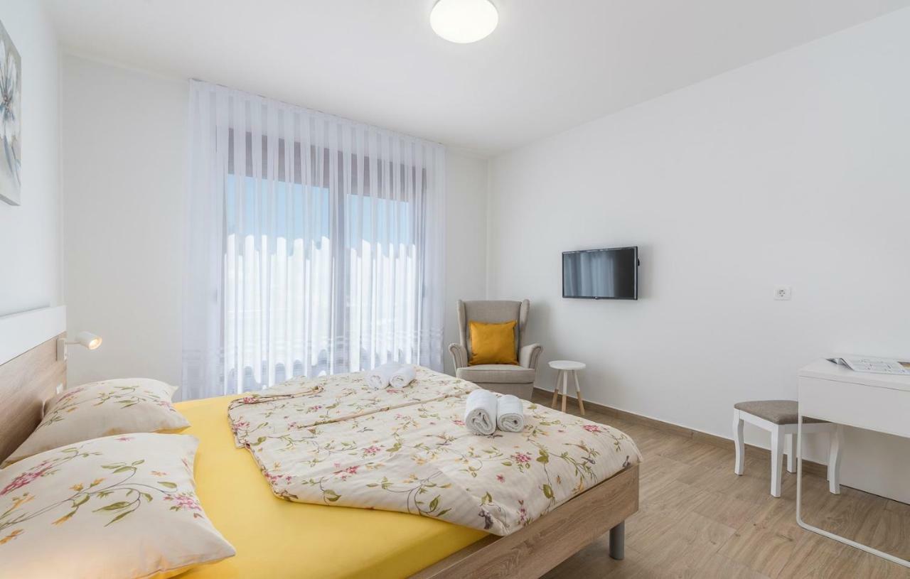 Apartments Hana in Funtana Bagian luar foto