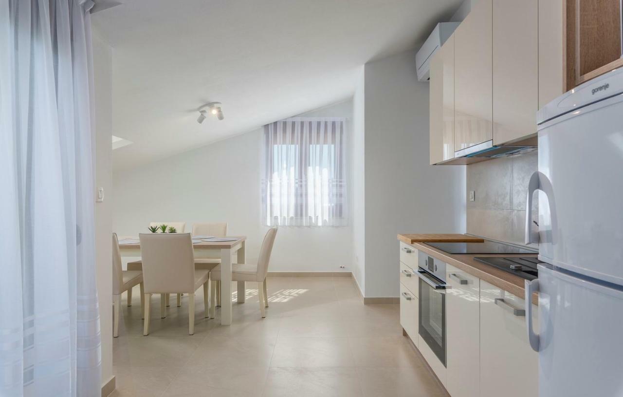 Apartments Hana in Funtana Bagian luar foto