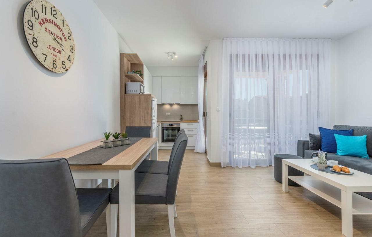 Apartments Hana in Funtana Bagian luar foto
