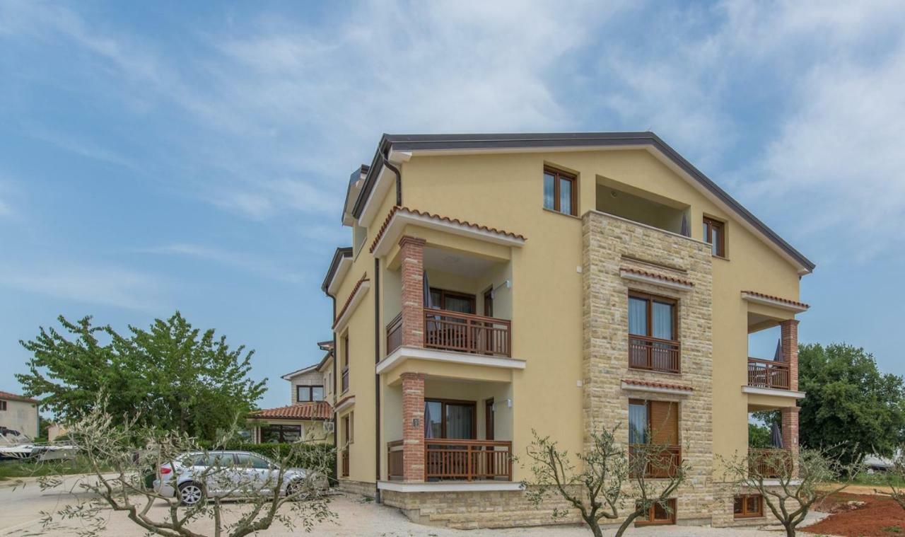 Apartments Hana in Funtana Bagian luar foto