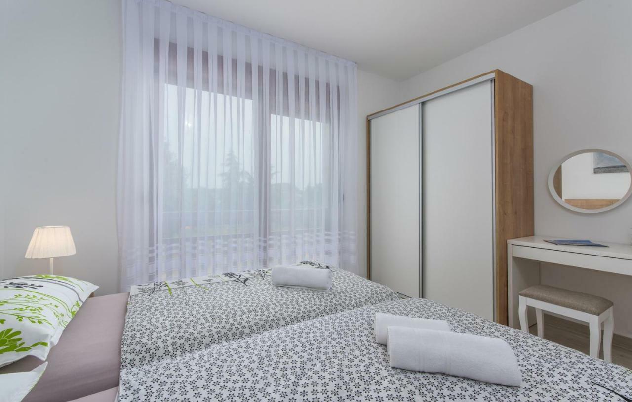 Apartments Hana in Funtana Bagian luar foto